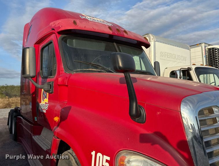 image for item EJ3233 2014 Freightliner Cascadia semi truck