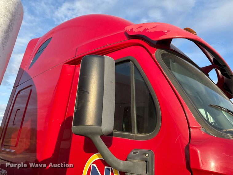 image for item EJ3233 2014 Freightliner Cascadia semi truck
