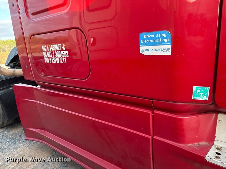 image for item EJ3233 2014 Freightliner Cascadia semi truck