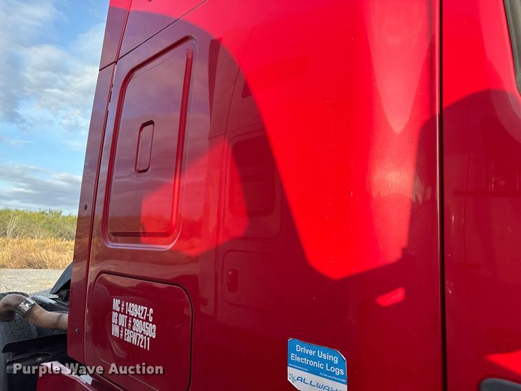 image for item EJ3233 2014 Freightliner Cascadia semi truck