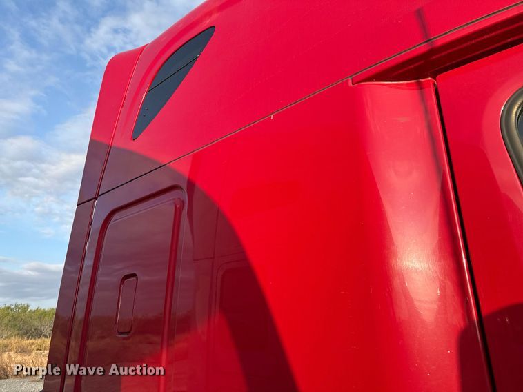 image for item EJ3233 2014 Freightliner Cascadia semi truck