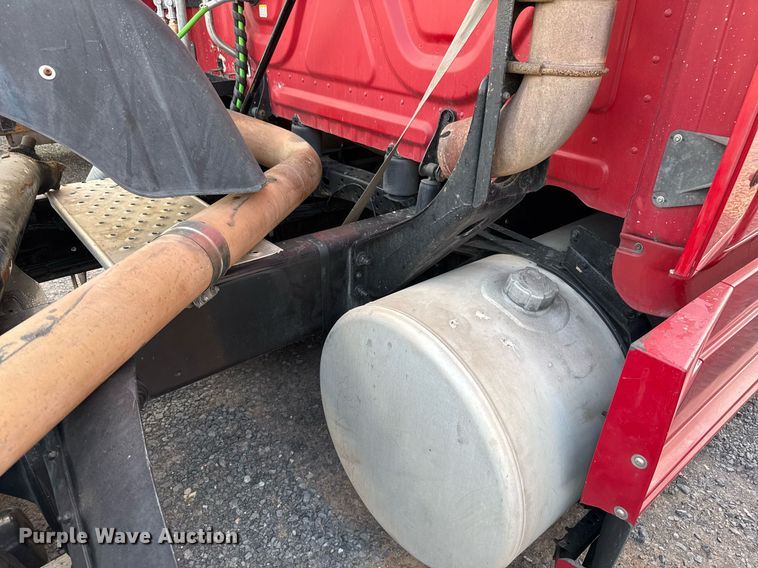 image for item EJ3233 2014 Freightliner Cascadia semi truck