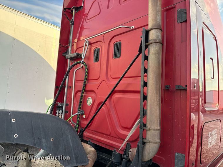 image for item EJ3233 2014 Freightliner Cascadia semi truck