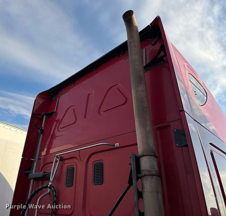 image for item EJ3233 2014 Freightliner Cascadia semi truck