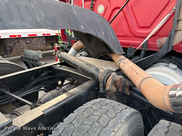 image for item EJ3233 2014 Freightliner Cascadia semi truck