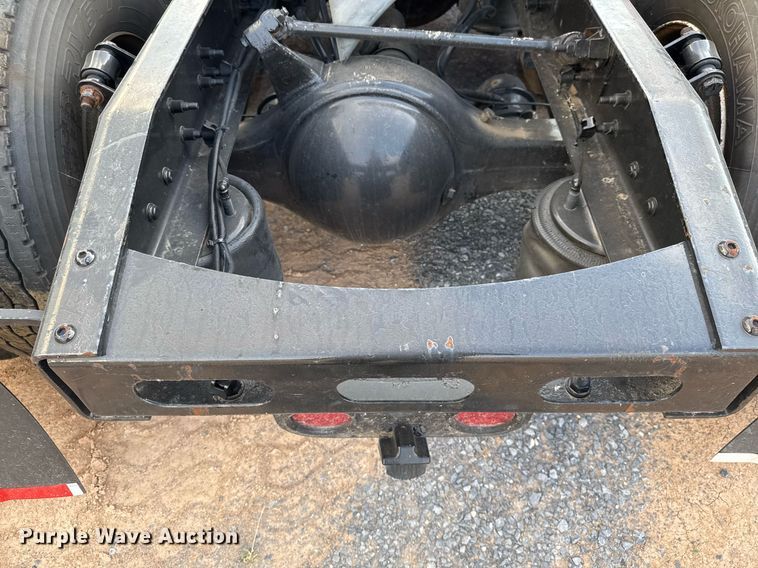 image for item EJ3233 2014 Freightliner Cascadia semi truck