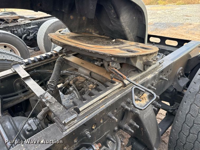 image for item EJ3233 2014 Freightliner Cascadia semi truck