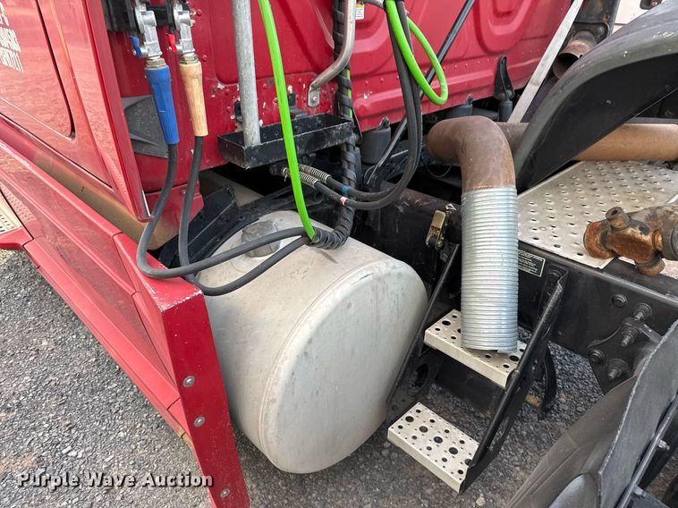 image for item EJ3233 2014 Freightliner Cascadia semi truck