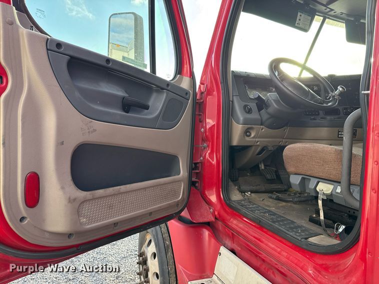 image for item EJ3233 2014 Freightliner Cascadia semi truck