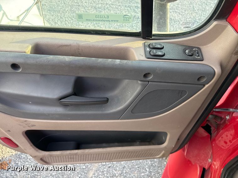 image for item EJ3233 2014 Freightliner Cascadia semi truck