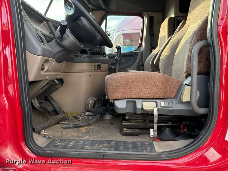 image for item EJ3233 2014 Freightliner Cascadia semi truck