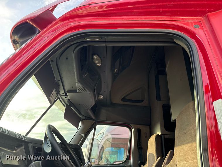 image for item EJ3233 2014 Freightliner Cascadia semi truck