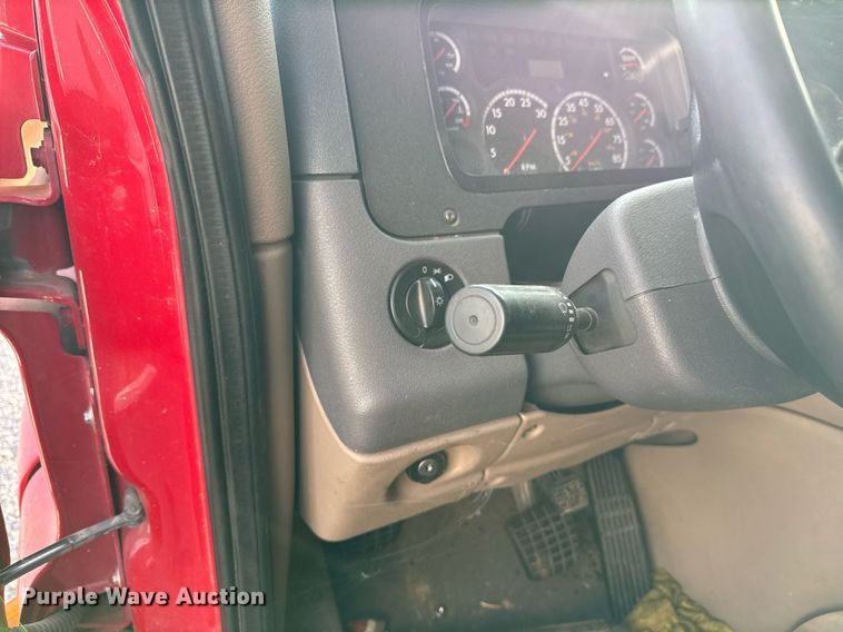 image for item EJ3233 2014 Freightliner Cascadia semi truck