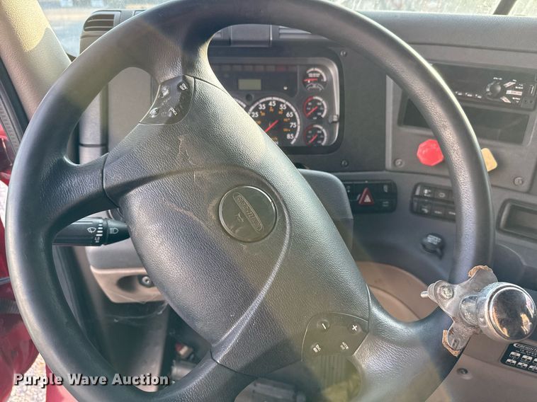 image for item EJ3233 2014 Freightliner Cascadia semi truck