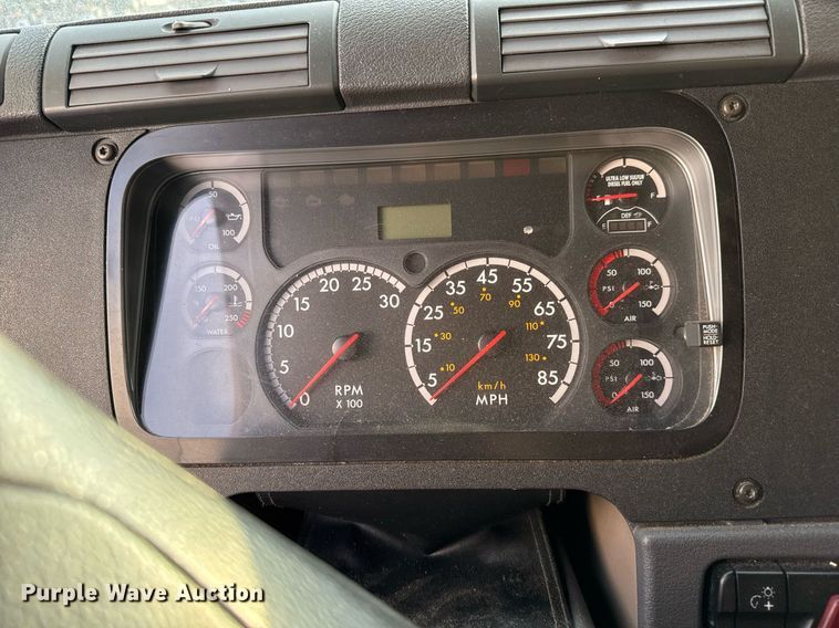 image for item EJ3233 2014 Freightliner Cascadia semi truck