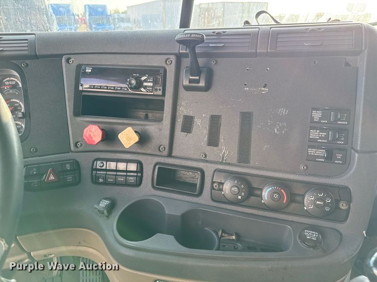 image for item EJ3233 2014 Freightliner Cascadia semi truck