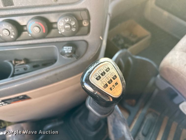 image for item EJ3233 2014 Freightliner Cascadia semi truck