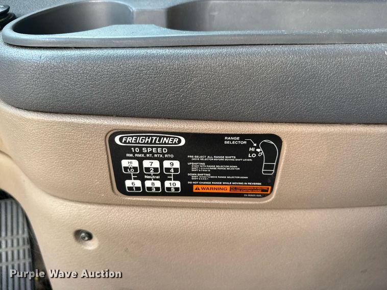 image for item EJ3233 2014 Freightliner Cascadia semi truck