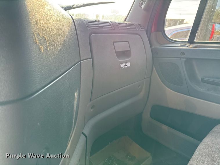 image for item EJ3233 2014 Freightliner Cascadia semi truck