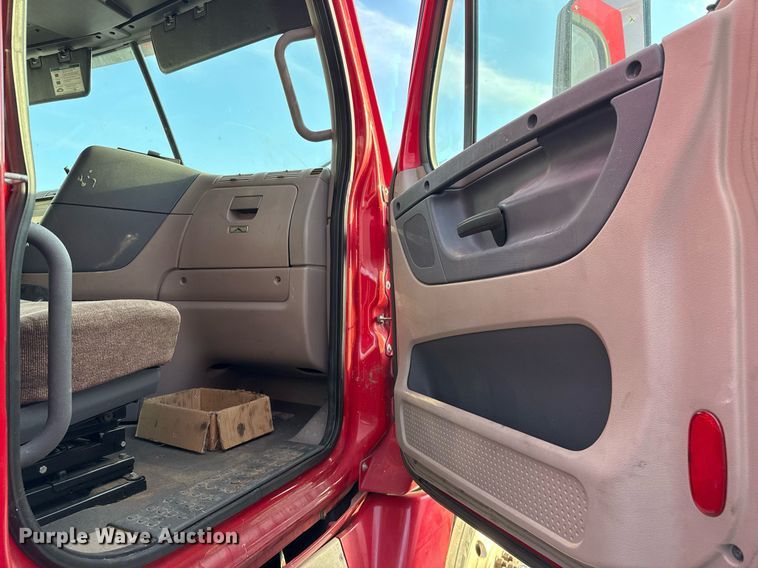 image for item EJ3233 2014 Freightliner Cascadia semi truck