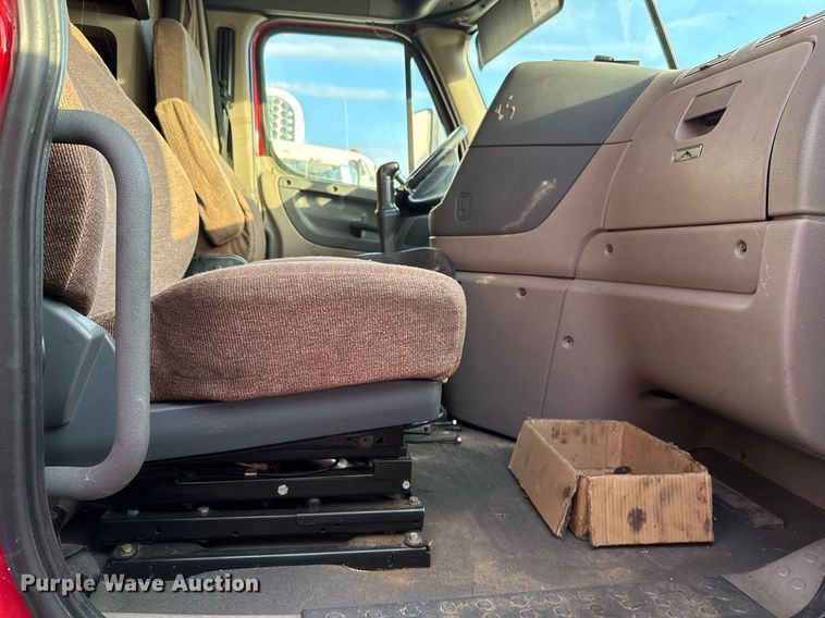 image for item EJ3233 2014 Freightliner Cascadia semi truck