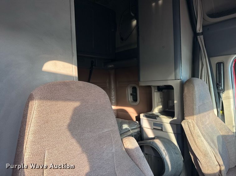 image for item EJ3233 2014 Freightliner Cascadia semi truck