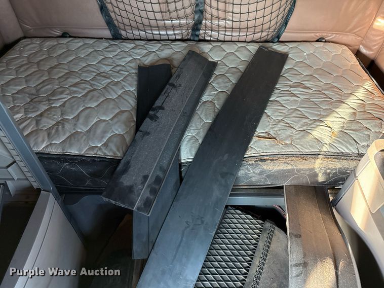 image for item EJ3233 2014 Freightliner Cascadia semi truck