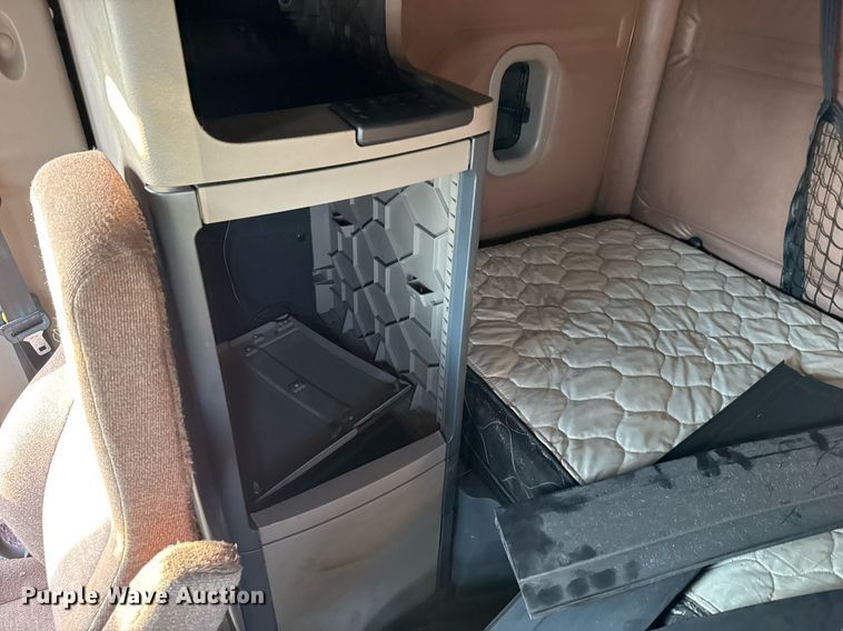 image for item EJ3233 2014 Freightliner Cascadia semi truck