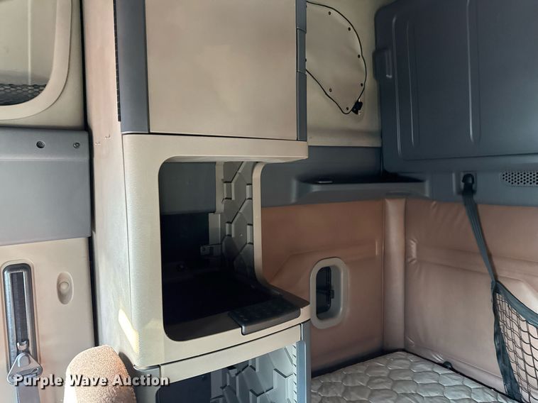 image for item EJ3233 2014 Freightliner Cascadia semi truck