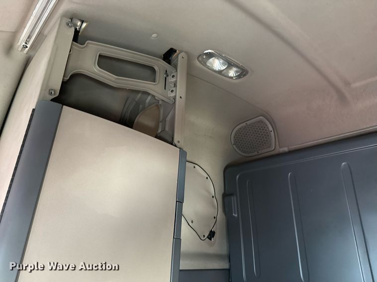 image for item EJ3233 2014 Freightliner Cascadia semi truck