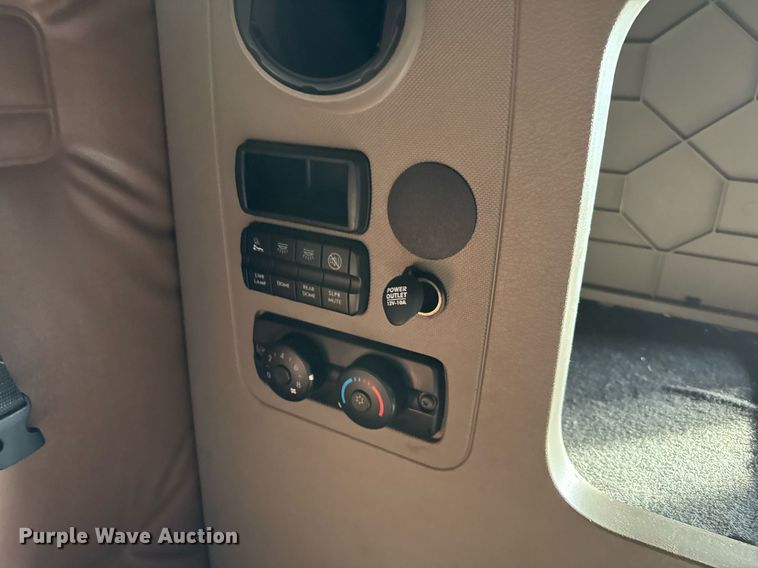 image for item EJ3233 2014 Freightliner Cascadia semi truck