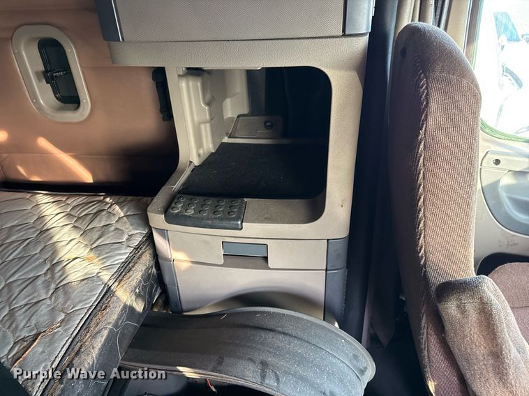 image for item EJ3233 2014 Freightliner Cascadia semi truck