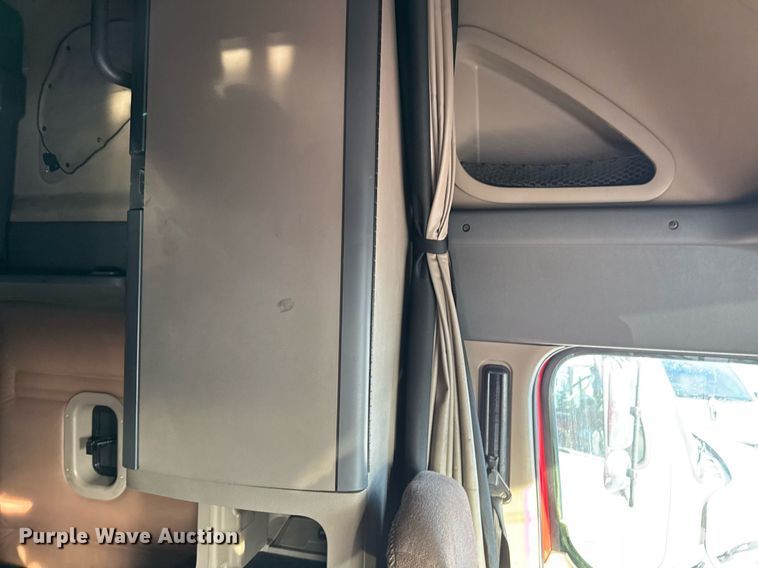 image for item EJ3233 2014 Freightliner Cascadia semi truck