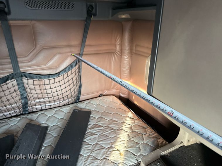 image for item EJ3233 2014 Freightliner Cascadia semi truck