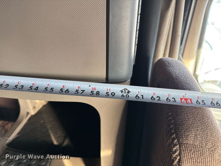 image for item EJ3233 2014 Freightliner Cascadia semi truck