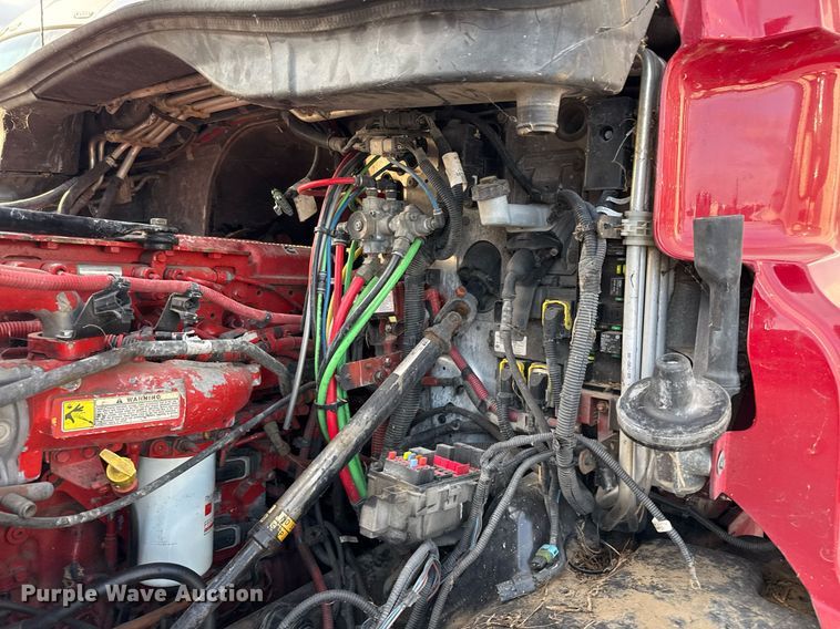 image for item EJ3233 2014 Freightliner Cascadia semi truck