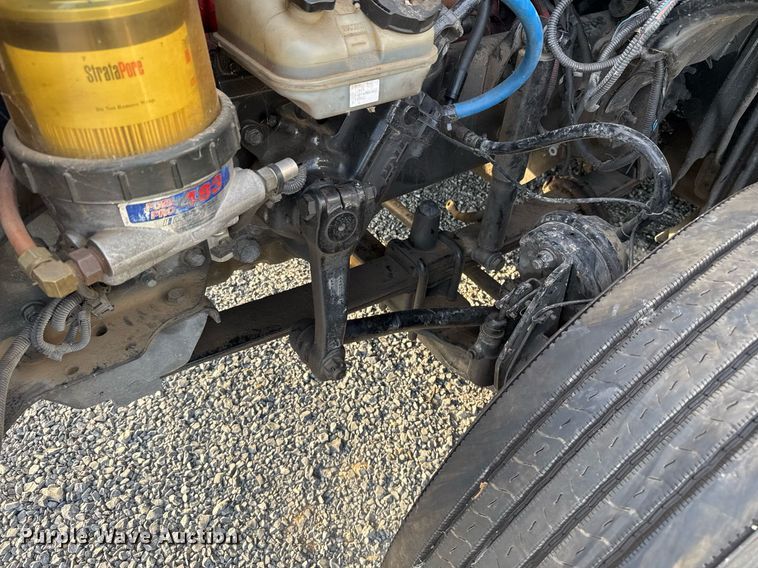 image for item EJ3233 2014 Freightliner Cascadia semi truck