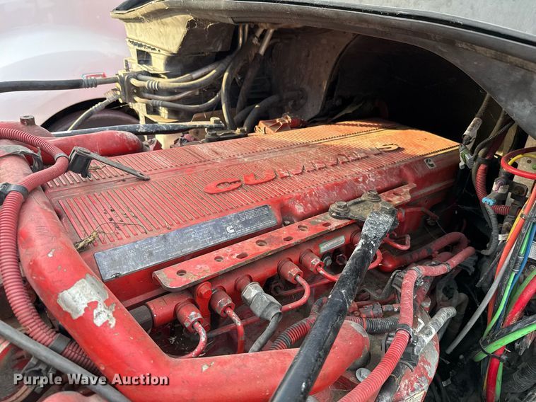 image for item EJ3233 2014 Freightliner Cascadia semi truck