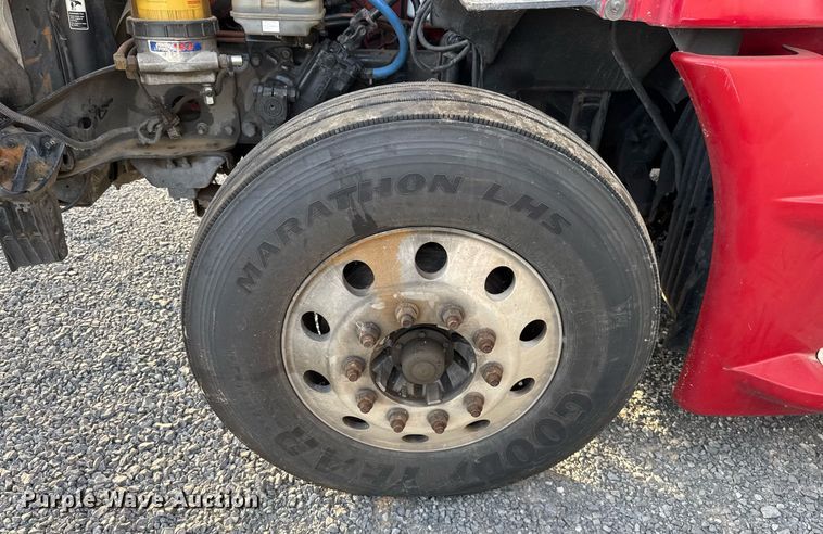 image for item EJ3233 2014 Freightliner Cascadia semi truck