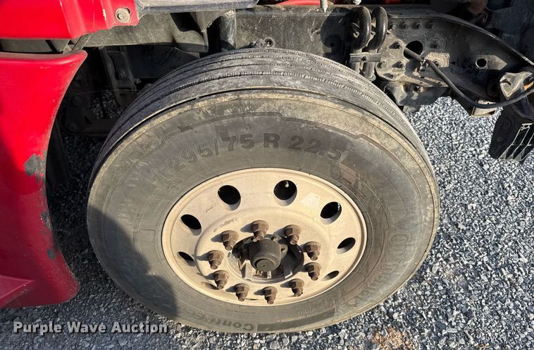 image for item EJ3233 2014 Freightliner Cascadia semi truck