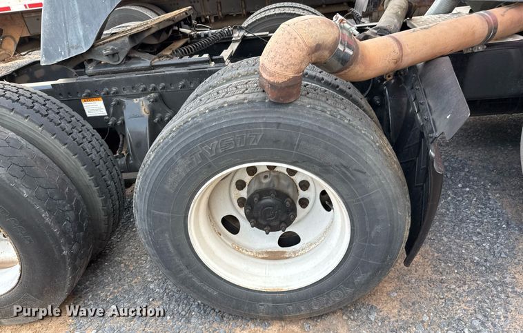 image for item EJ3233 2014 Freightliner Cascadia semi truck