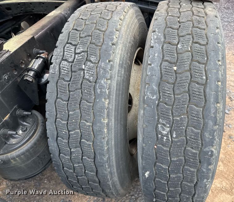 image for item EJ3233 2014 Freightliner Cascadia semi truck