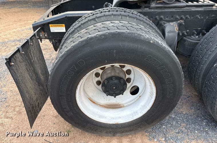 image for item EJ3233 2014 Freightliner Cascadia semi truck