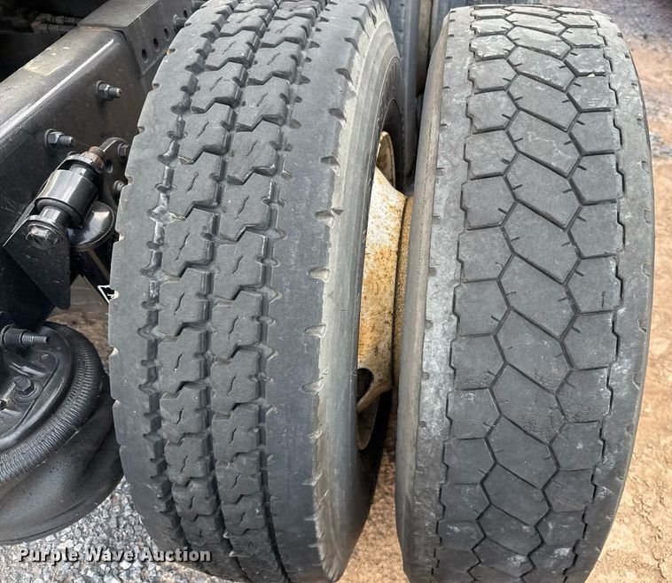 image for item EJ3233 2014 Freightliner Cascadia semi truck