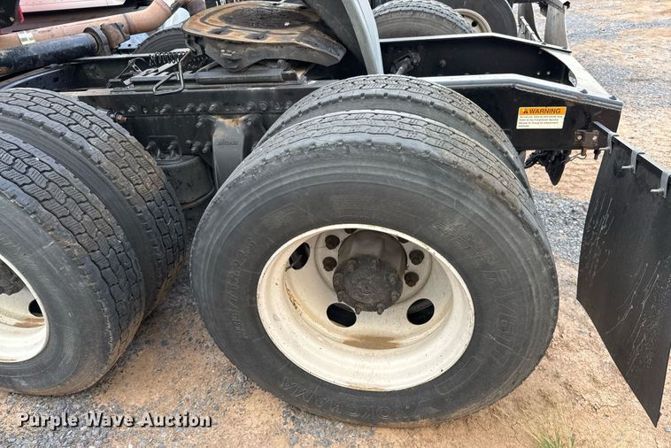 image for item EJ3233 2014 Freightliner Cascadia semi truck