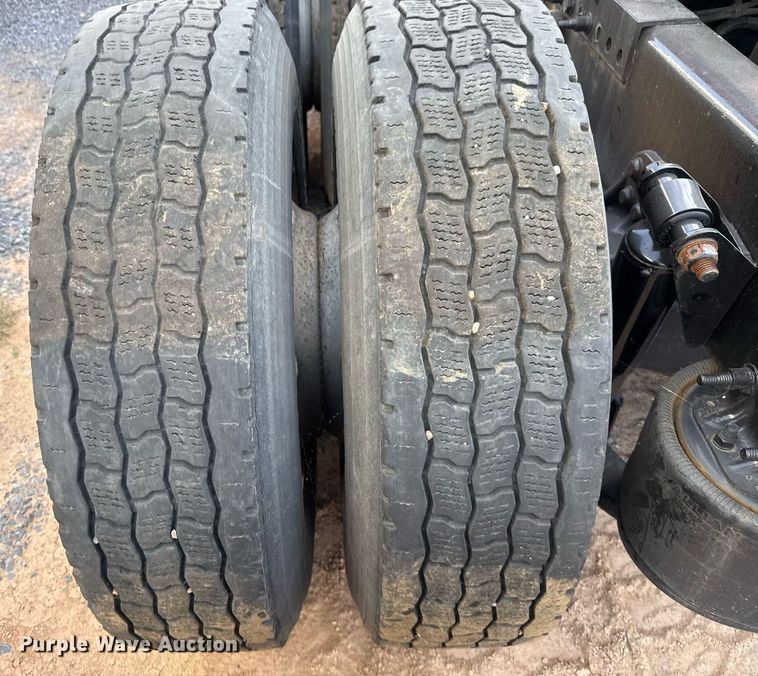 image for item EJ3233 2014 Freightliner Cascadia semi truck