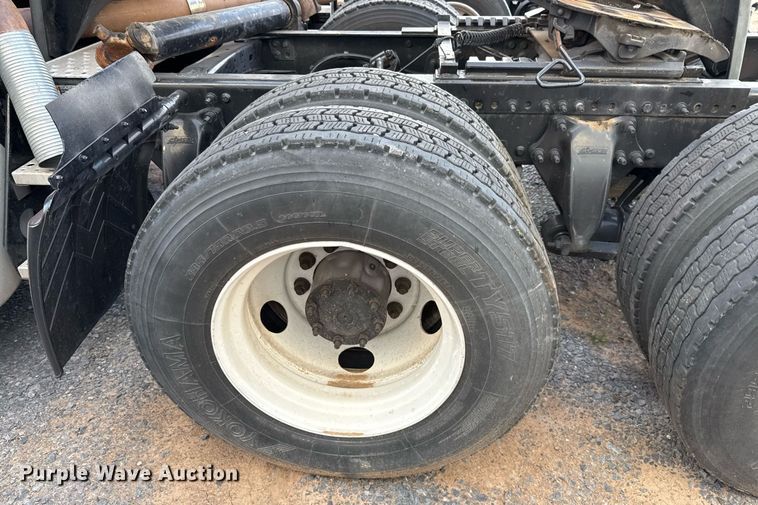 image for item EJ3233 2014 Freightliner Cascadia semi truck