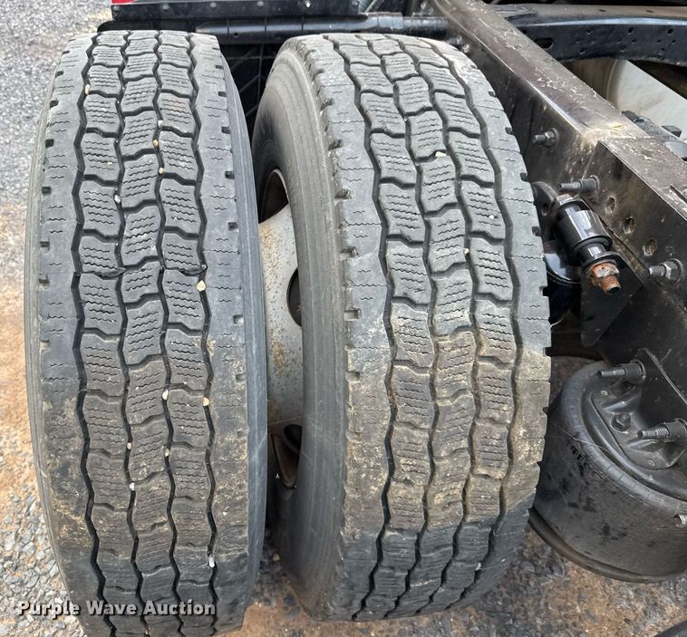 image for item EJ3233 2014 Freightliner Cascadia semi truck