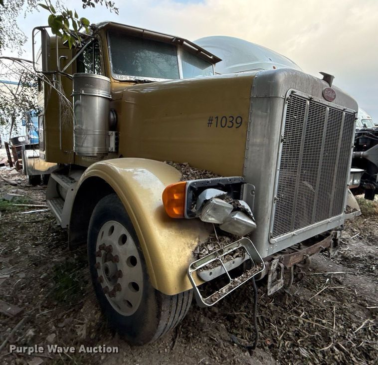 image for item EJ3281 2002 Peterbilt 379 semi truck