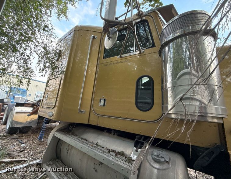 image for item EJ3281 2002 Peterbilt 379 semi truck